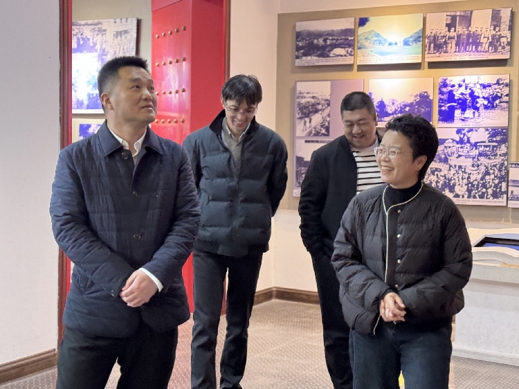 902990042.jpg 902990042.jpg