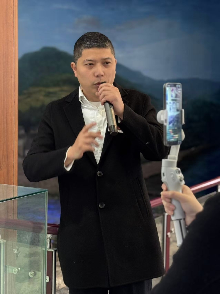 1841488717.jpg 1841488717.jpg